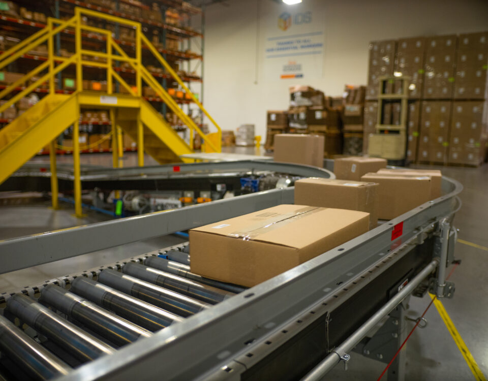 boxes on conveyer belt at omnichannel fulfillment center
